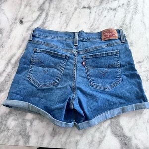 Levi mid length ripped short size 30